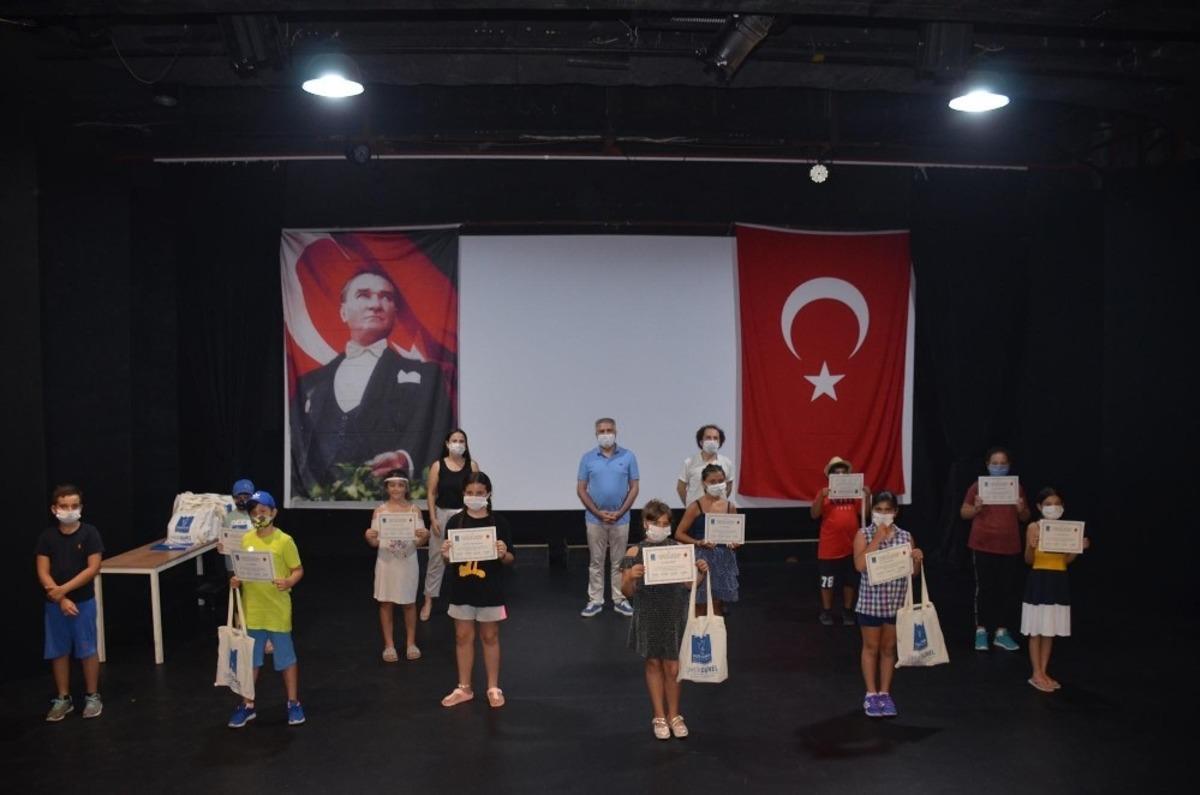 Kuşadası Belediye Tiyatrosu&rsquo;nda sertifika heyecanı