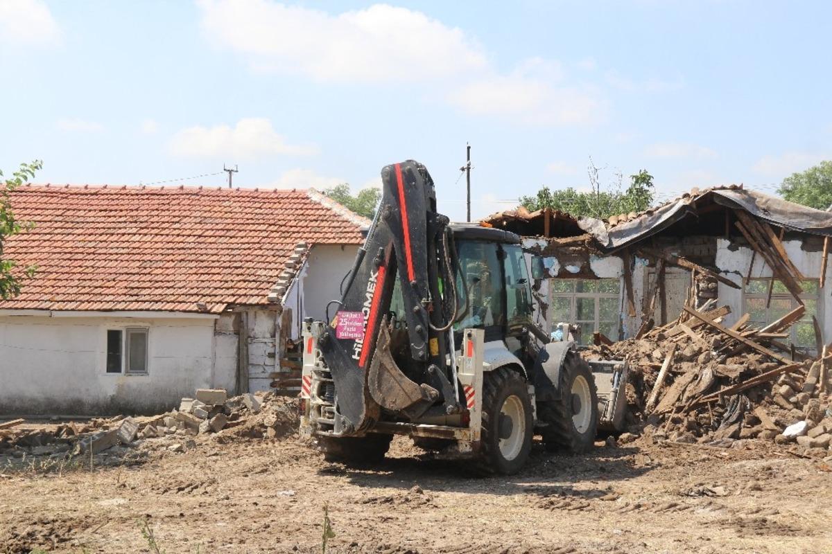 Ergene&rsquo;de metruk binalar yıkılıyor
