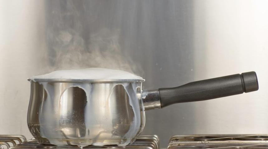 Artık süt ve yemekler taşmayacak! Tencerenin ağzına tereyağı sürünce...