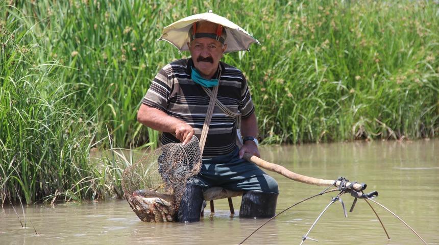 Balık tutma yöntemi şaşırttı!  2 saatte 40 balık tuttu