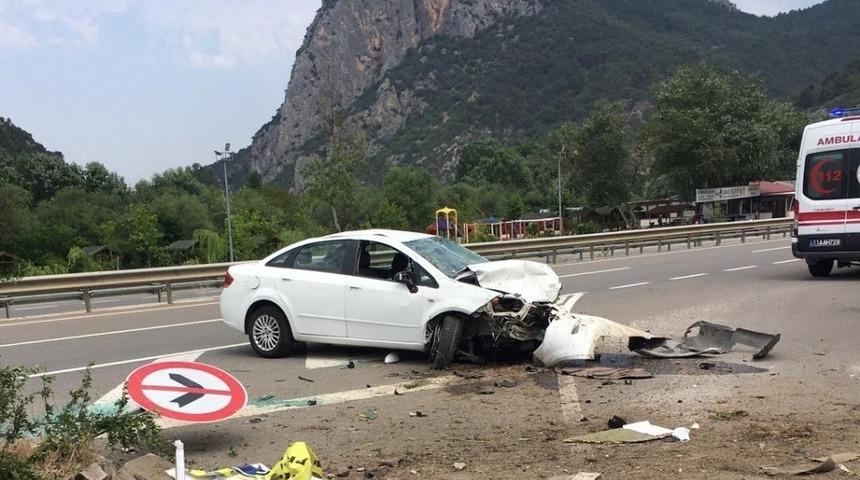 Otomobil bariyerlere &ccedil;arptı, 1 yaralı