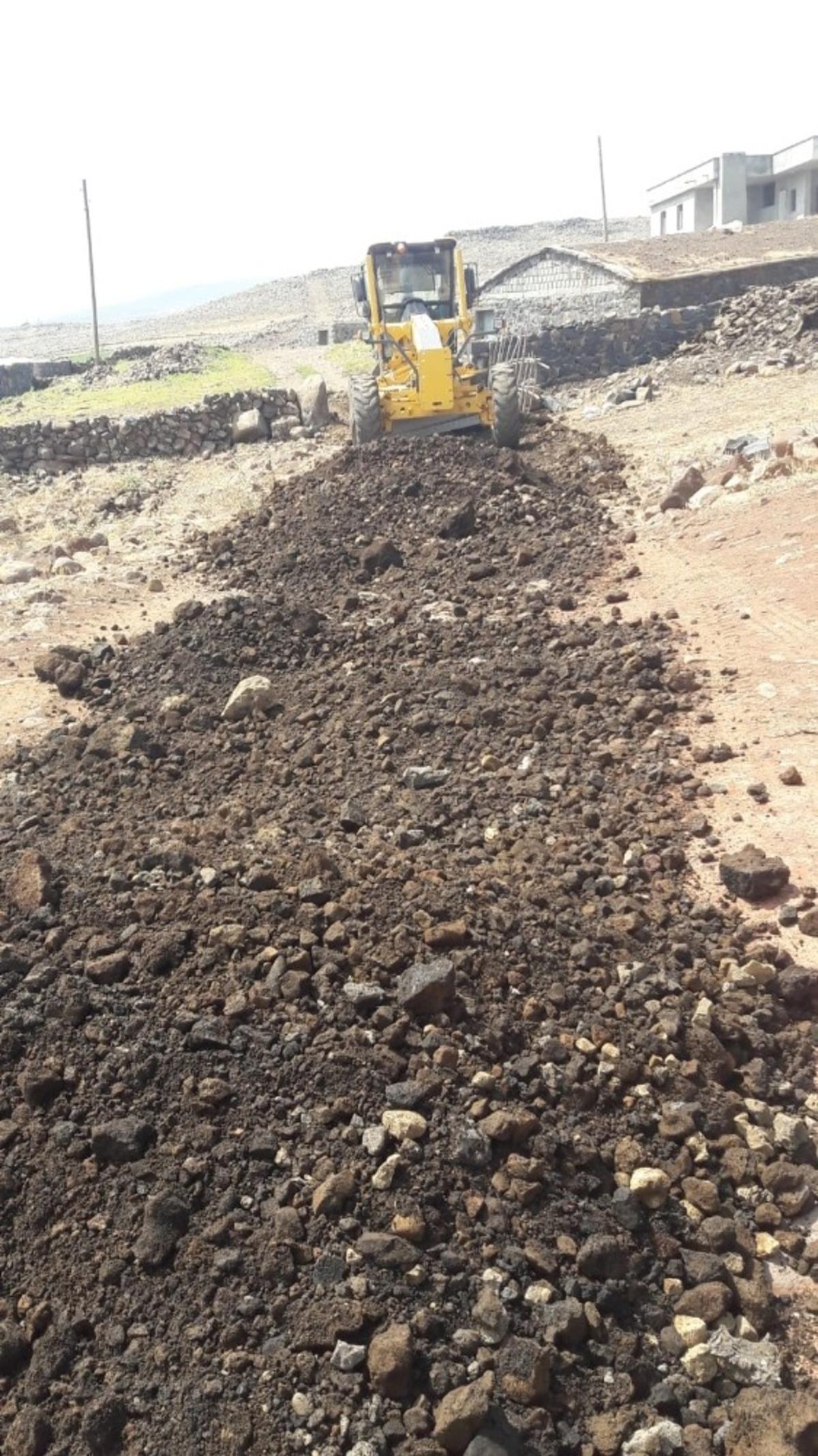Karacadağ eteklerindeki mezra, ilk kez yol ve beton boru hizmetiyle tanıştı