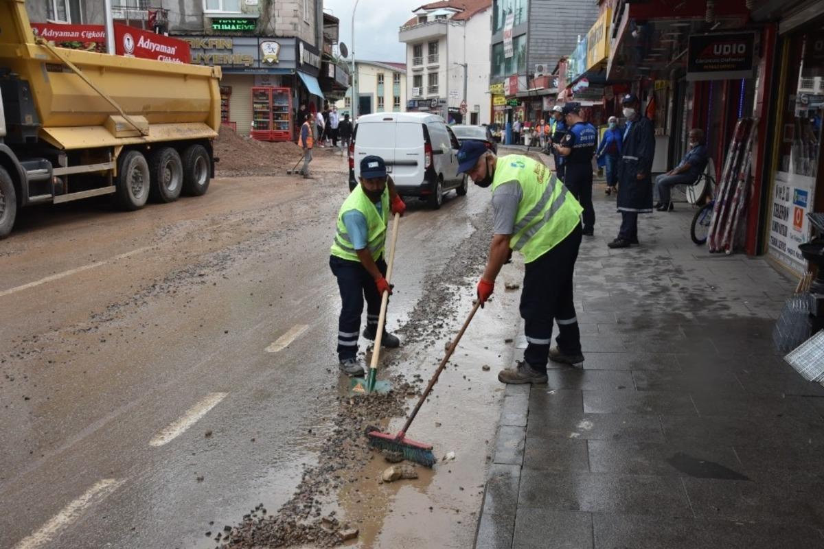 İzmit Belediyesi&rsquo;nden sağanak yağış mesaisi
