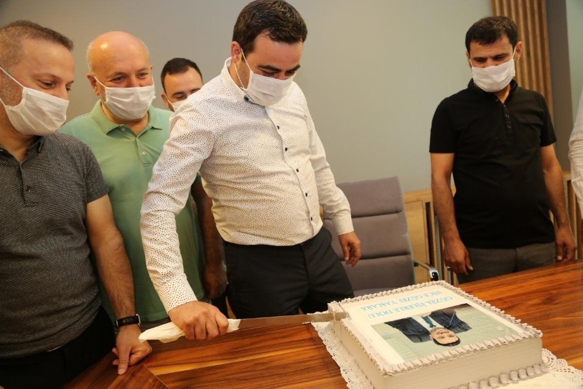 Başkan &Ouml;zl&uuml;&rsquo;ye doğum g&uuml;n&uuml; s&uuml;rprizi