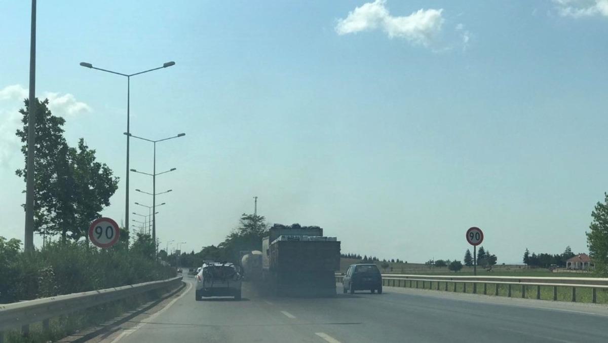 &Ccedil;evre yolunu siyah dumana boğdu