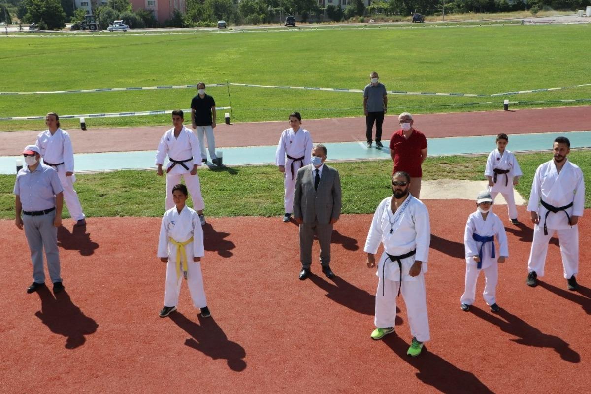 &Ouml;ğrenciler a&ccedil;ık havada antrenmanlarını s&uuml;rd&uuml;r&uuml;yor