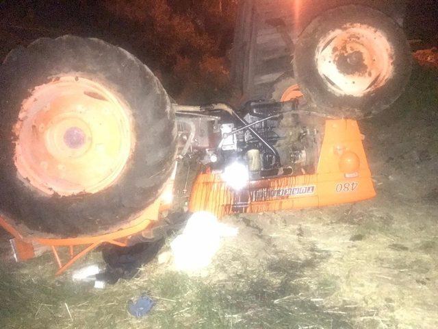 Balya yüklü traktör devrildi: 1 yaralı