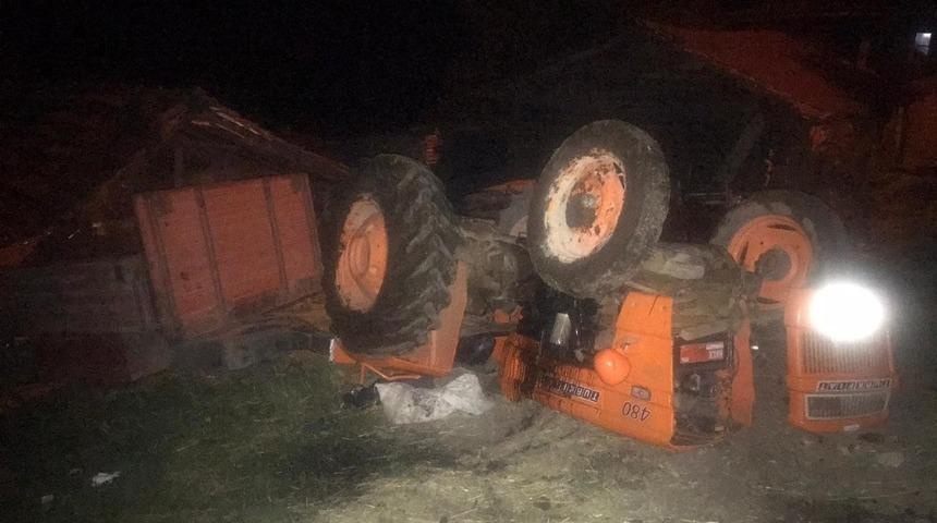 Balya y&uuml;kl&uuml; trakt&ouml;r devrildi: 1 yaralı