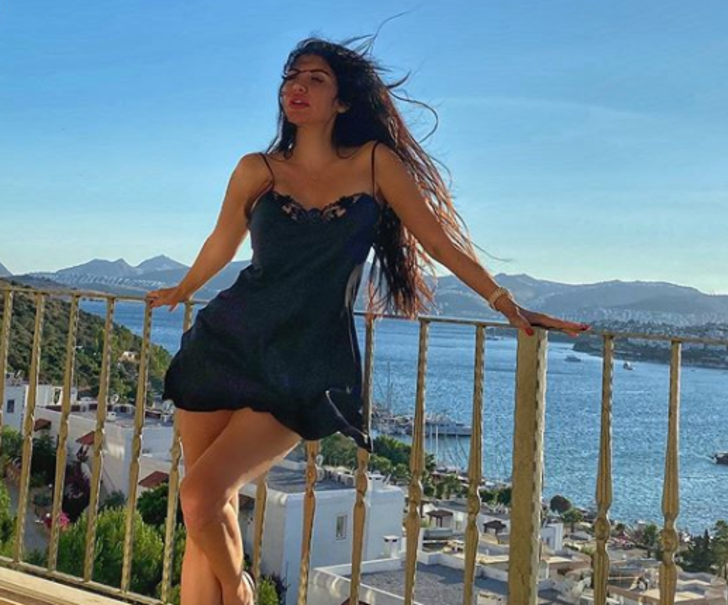 Ebru Polat�ın bikinili pozu olay oldu! �Hiç giymeseydin�