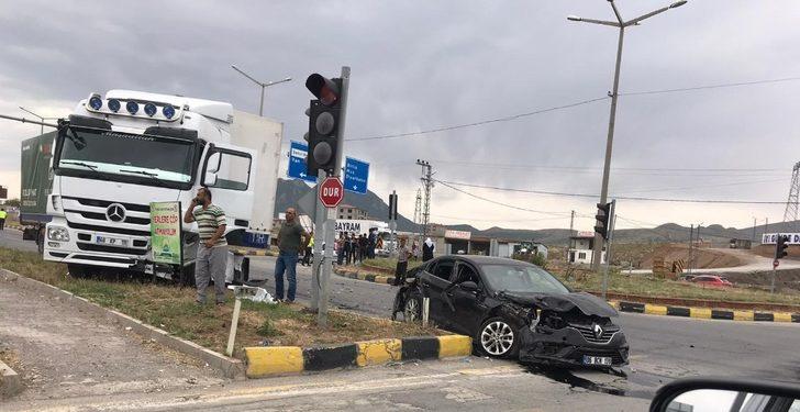 Tatvan’da tır ile otomobil çarpıştı: 2 yaralı