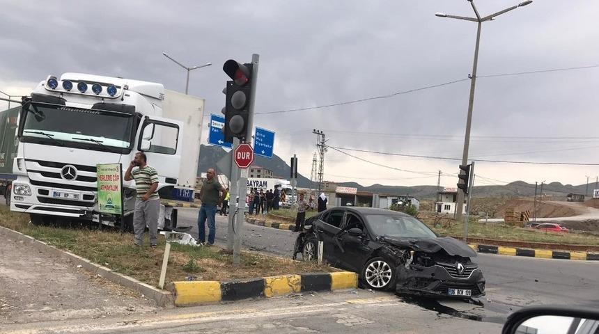 Tatvan’da tır ile otomobil çarpıştı: 2 yaralı