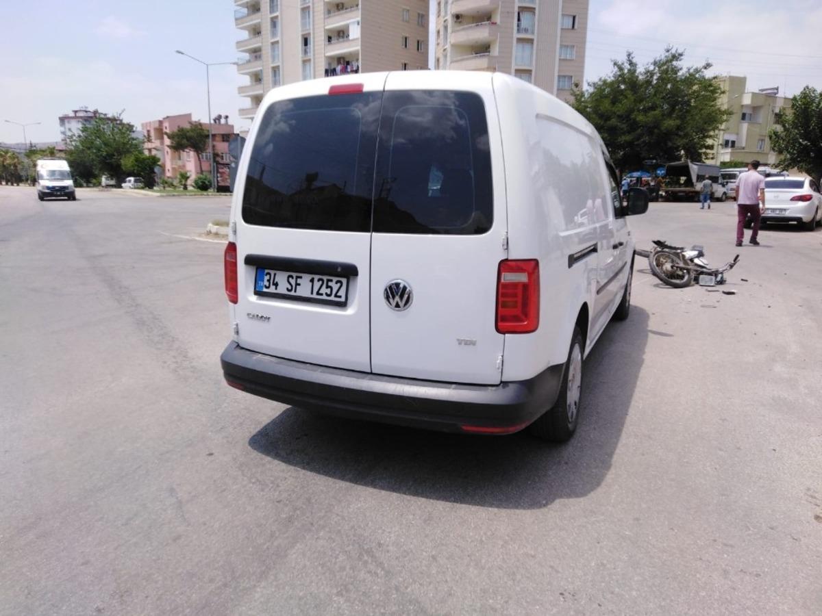 Kasksız motosiklet s&uuml;r&uuml;c&uuml;s&uuml; kazada yaralandı