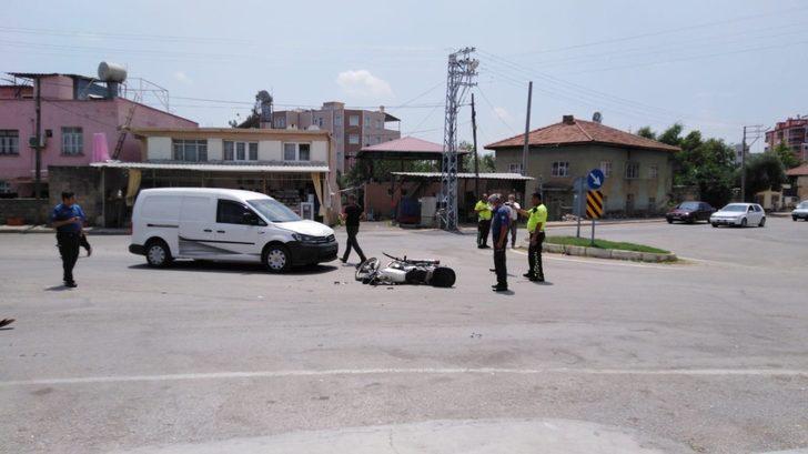 Kasksız motosiklet sürücüsü kazada yaralandı G2