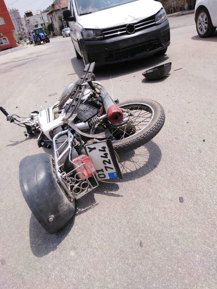 Kasksız motosiklet sürücüsü kazada yaralandı G3