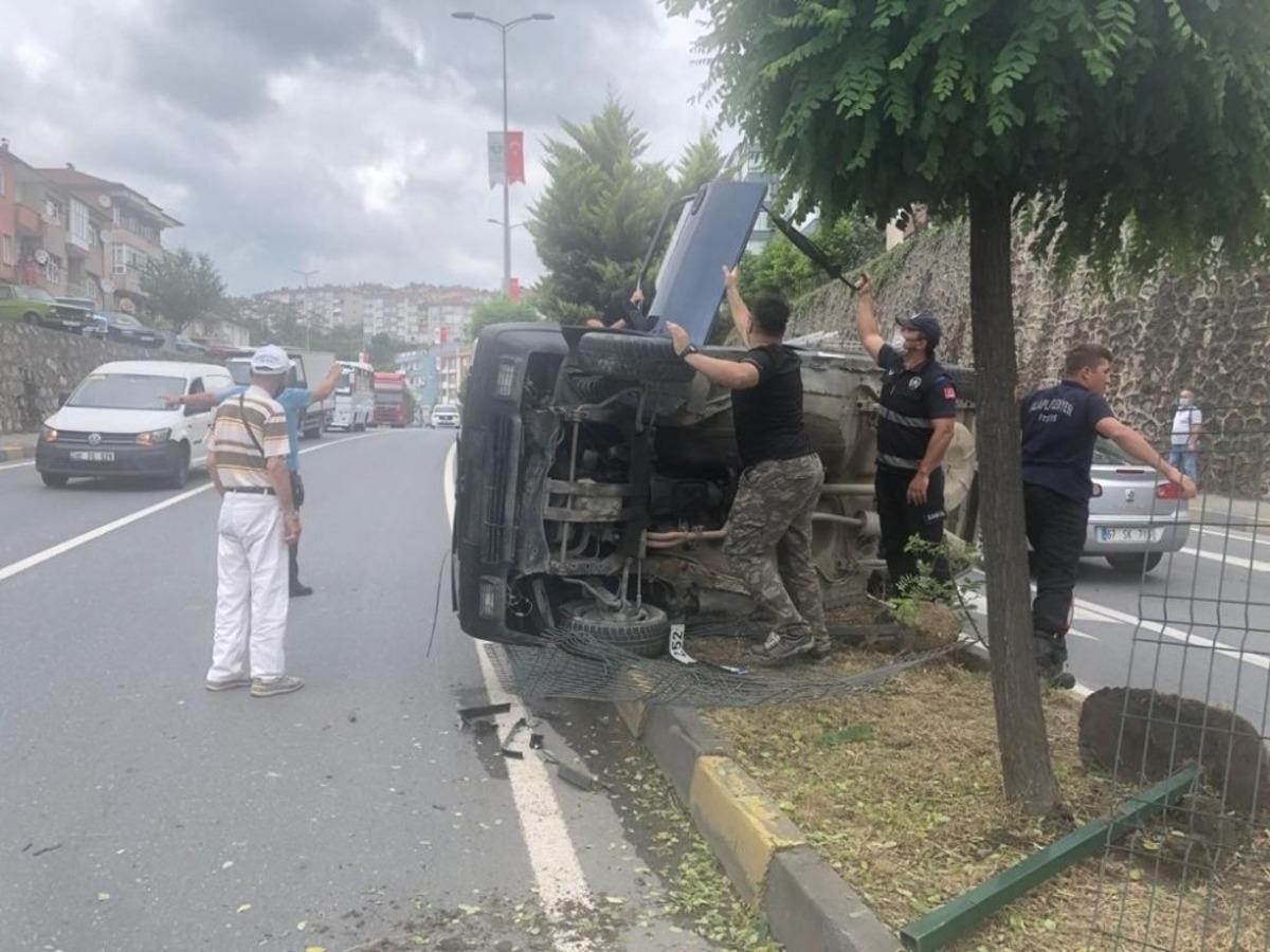 Kavşağa kontrols&uuml;z giren otomobil devrildi