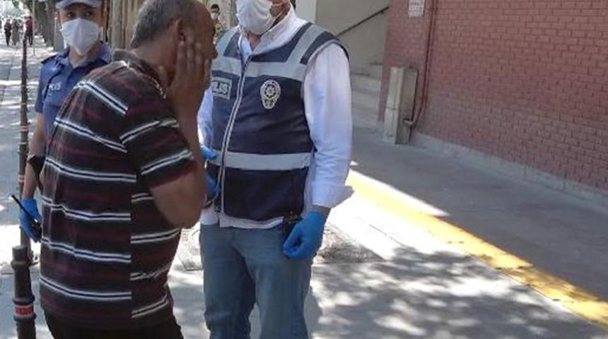 Maske takmadığı i&ccedil;in ceza kesildi! Kendini tokatladı