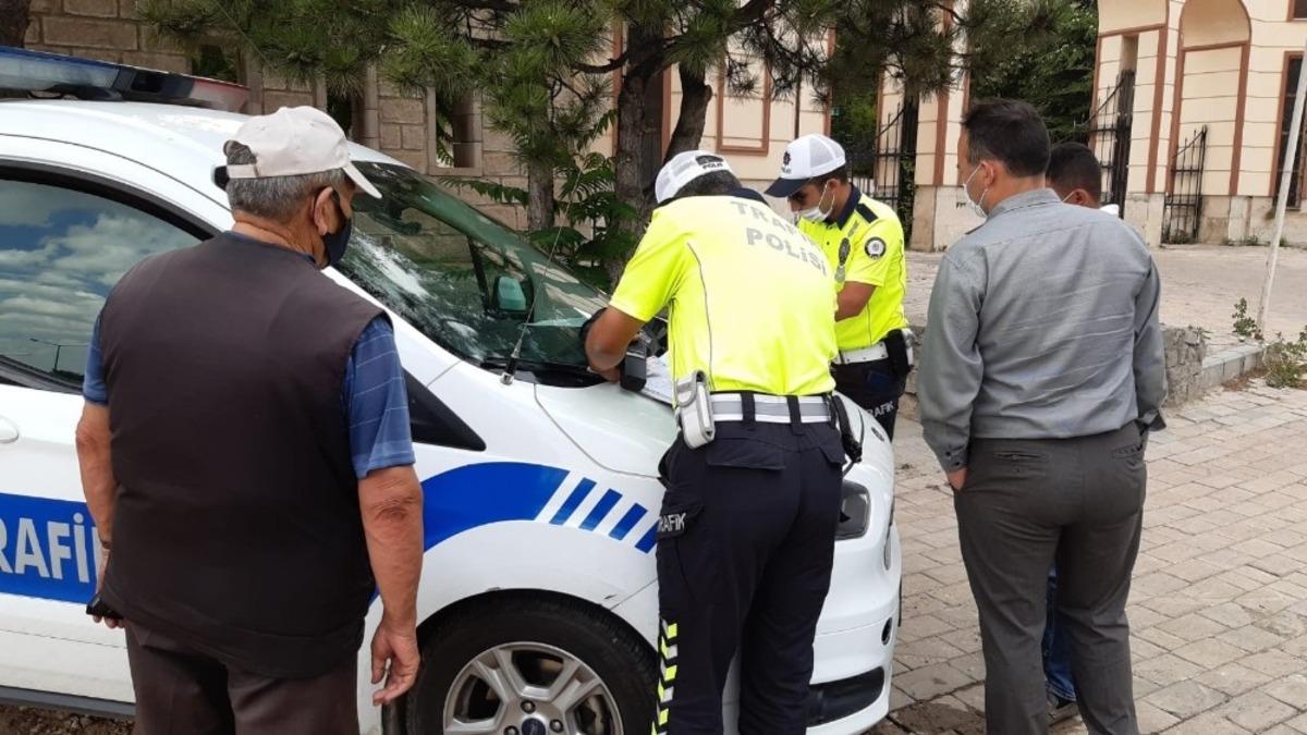 Korona vir&uuml;se rağmen durdurulan taksiden 5 kişi &ccedil;ıktı