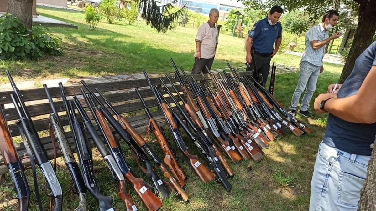 Ka&ccedil;ak avcıların silahları &ouml;nce sergilenecek sonra satılacak