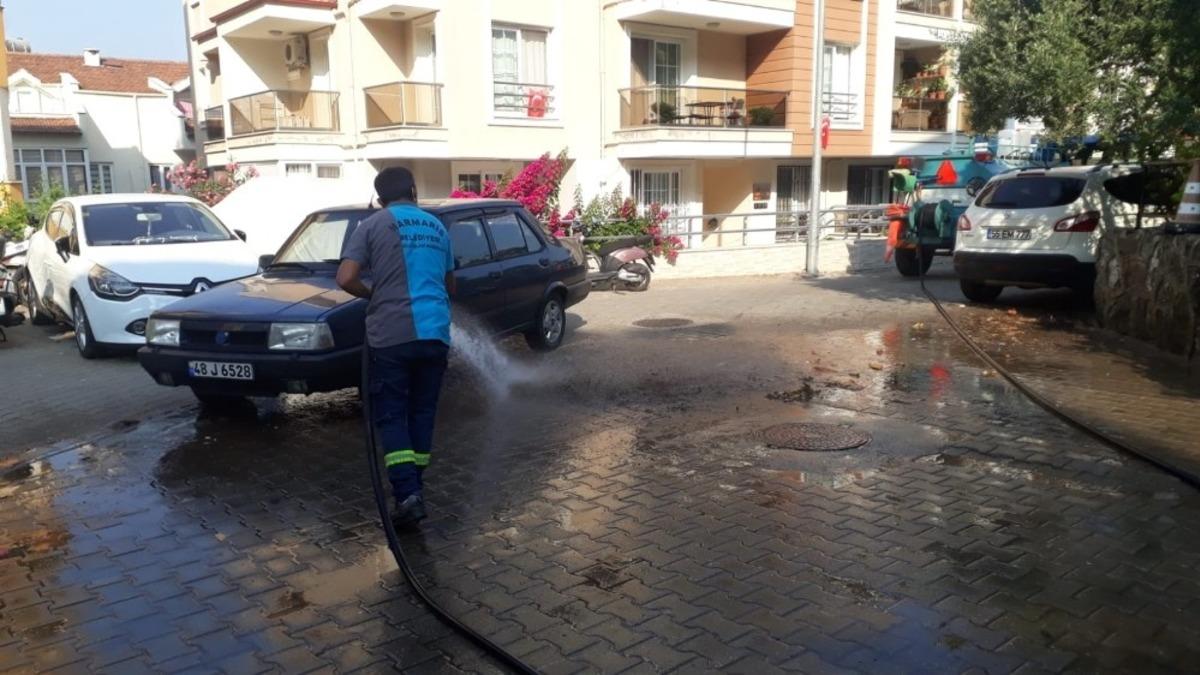 Marmaris&rsquo;te temizlik ekipleri il&ccedil;enin d&ouml;rt bir yanında &ccedil;alışmalarını s&uuml;rd&uuml;r&uuml;yor