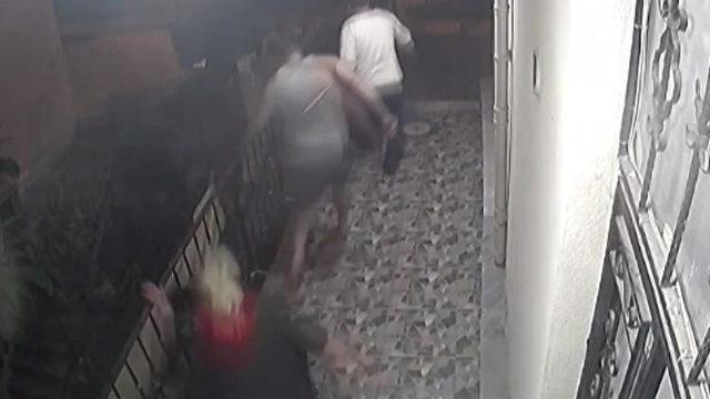 Eşini, bebeğini ve üvey kızını bıçaklamıştı! Mahkeme başkanına kanlı tulumu gösterdi ve...