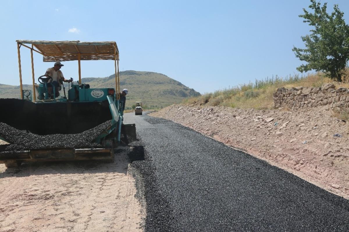 Develi&rsquo;de mahallelerde sıcak asfalt &ccedil;alışması devam ediyor