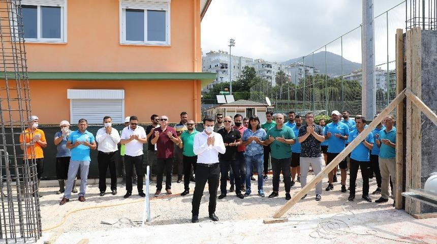 Alanyaspor&rsquo;un yeni altyapı binası i&ccedil;in kurban kesilip dua edildi