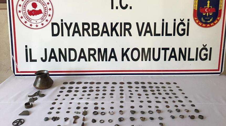 Diyarbakır'da 122 bakır sikke ve 46 tarihi obje ele geçirildi