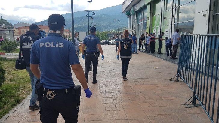 Karabük’te vatandaşlara sosyal mesafe ve maske uyarısı yapıldı G3