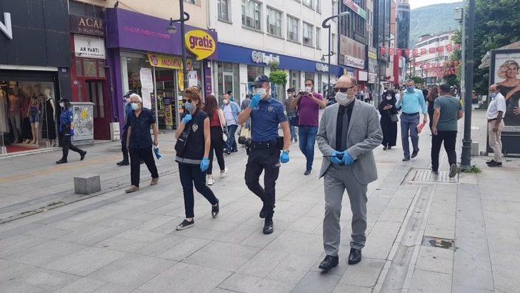 Karabük’te vatandaşlara sosyal mesafe ve maske uyarısı yapıldı G4