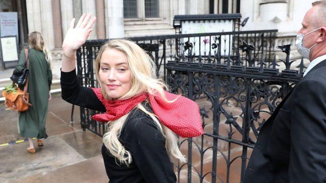 Amber Heard, çarşamba günü Londra'daki mahkemeye girerken