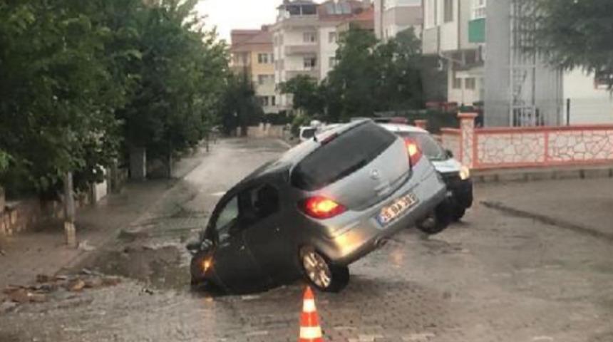 İlgin&ccedil; g&ouml;r&uuml;nt&uuml;! Otomobil &ccedil;&ouml;ken yola d&uuml;şt&uuml;