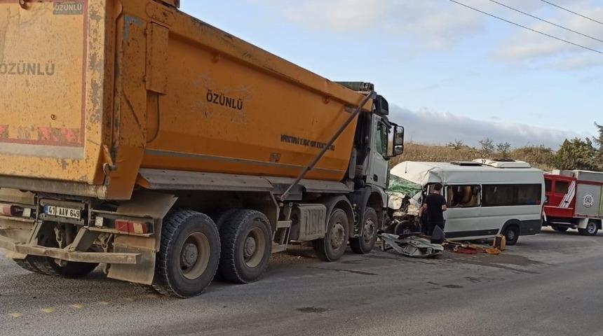 Kamyon ile iş&ccedil;i servisi kafa kafaya &ccedil;arpıştı: 5 yaralı