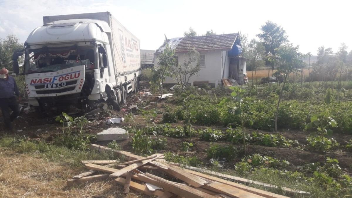 Kontrolden &ccedil;ıkan tır tarladaki evi &ccedil;arptı