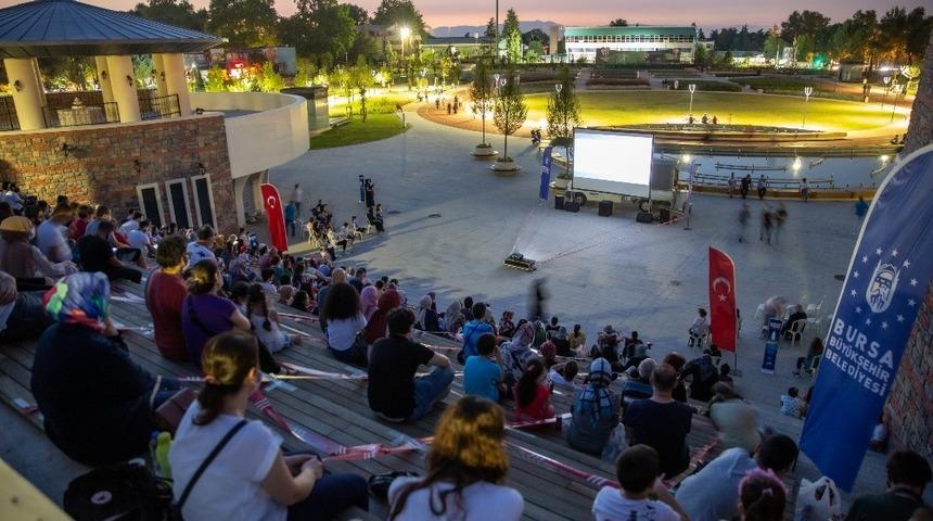 Uludağ Frutti Extra ile  a&ccedil;ık havada ve arabada sinema keyfi