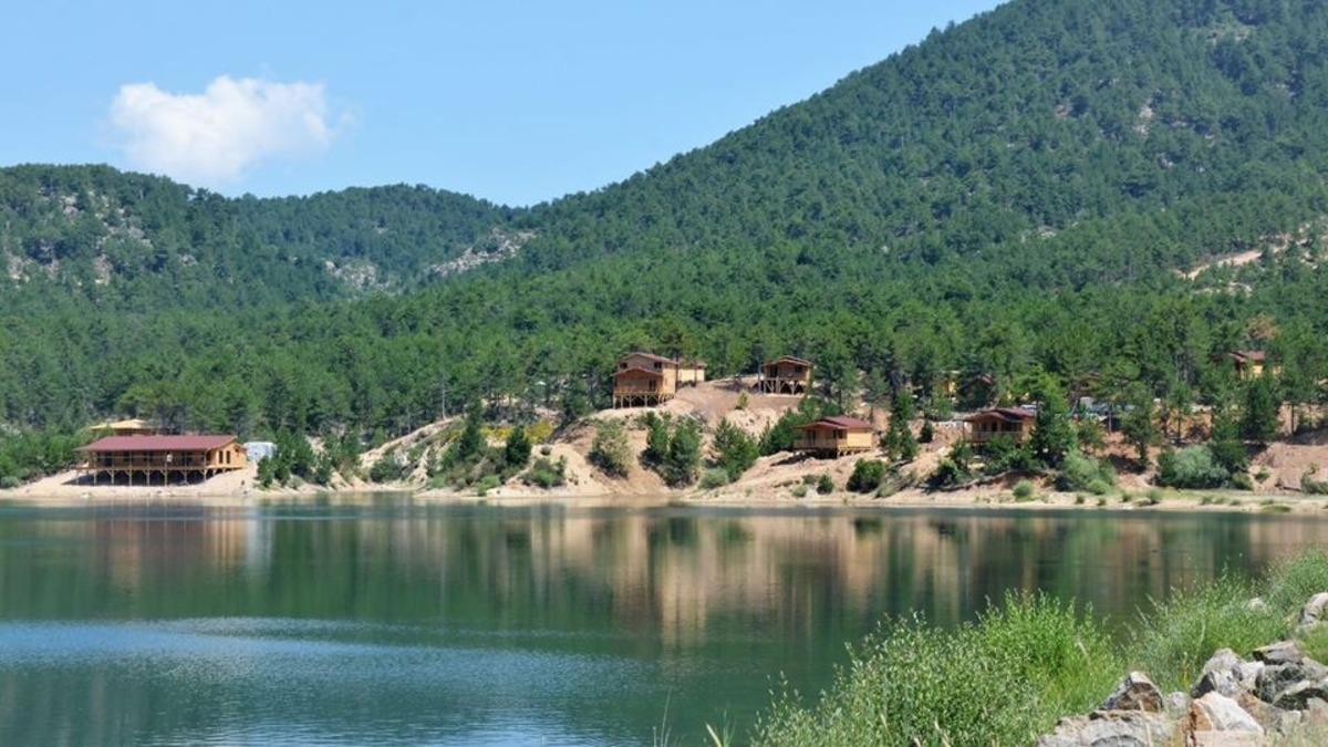 G&ouml;let, orman ve bungalov evleri eşsiz bir manzara sunuyor