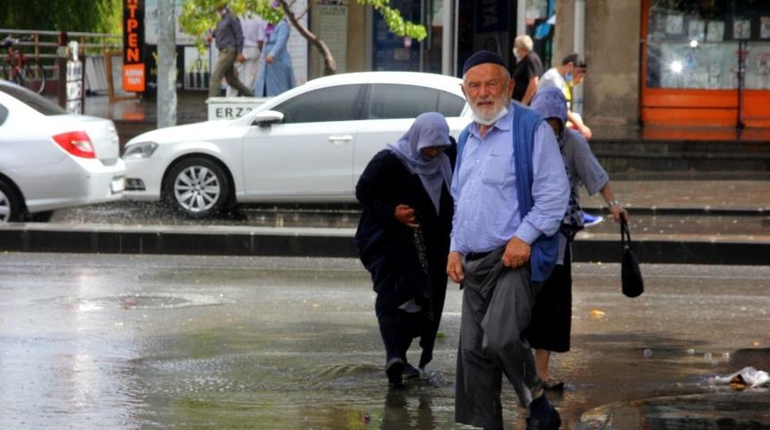 Doğu&rsquo;da g&ouml;k g&uuml;r&uuml;lt&uuml;l&uuml; sağanak yağış