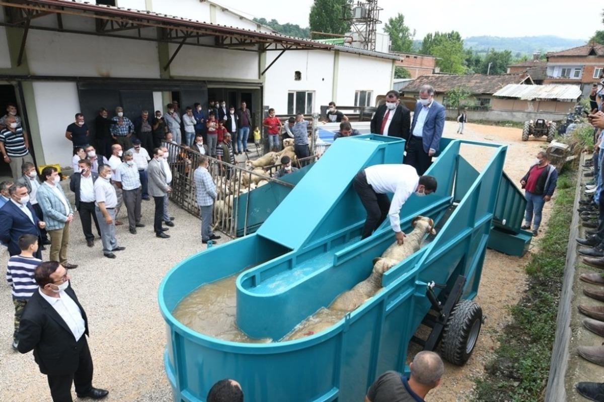 İneg&ouml;l Belediyesi, &ccedil;ift&ccedil;ilere &lsquo;Taşınabilir Hayvan Yıkama Havuzu&rsquo; aldı