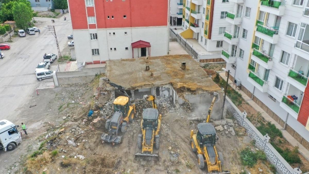 İpekyolu&rsquo;ndaki metruk yapılar tek tek yıktırılıyor