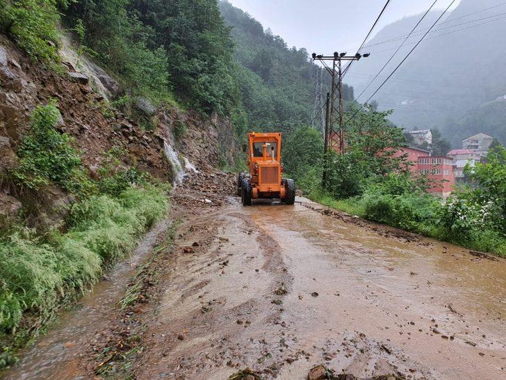 Giresun’da etkili olan sağanak yağış nedeniyle karayollarında heyelan meydana geldi G2