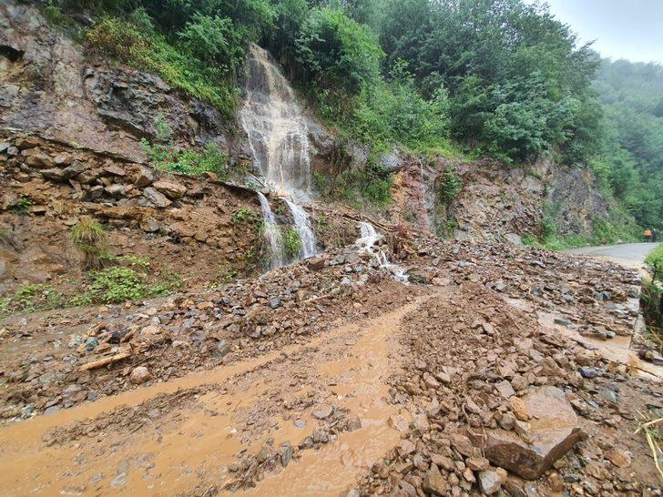 Giresun’da etkili olan sağanak yağış nedeniyle karayollarında heyelan meydana geldi G3