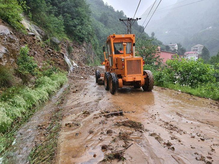 Giresun’da etkili olan sağanak yağış nedeniyle karayollarında heyelan meydana geldi G4