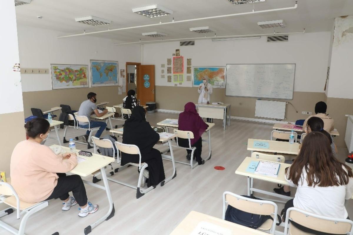 Ey&uuml;psultanlı gen&ccedil;ler, drone ve robotik kodlama eğitimlerinde buluşuyor