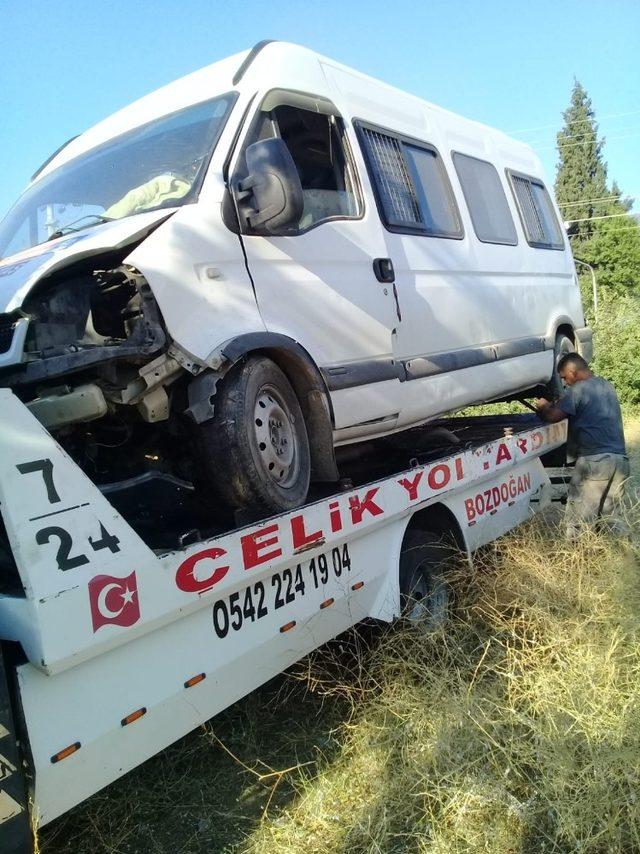 Freni patlayan işçi servisi yoldan çıktı