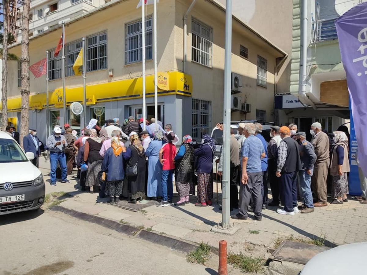 PTT &ouml;n&uuml;nde kuyruk uzadı, sosyal mesafe unutuldu