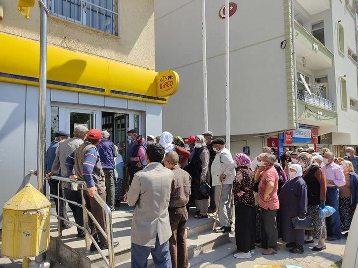 PTT önünde kuyruk uzadı, sosyal mesafe unutuldu G2