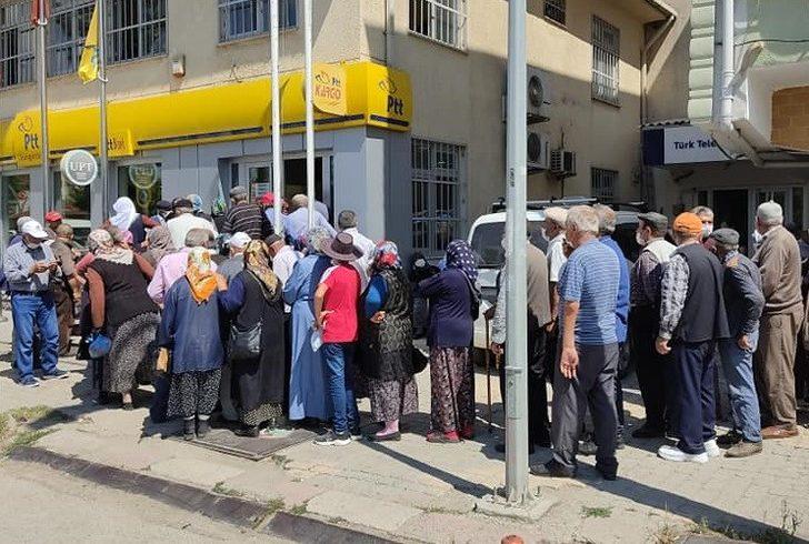 PTT önünde kuyruk uzadı, sosyal mesafe unutuldu G3