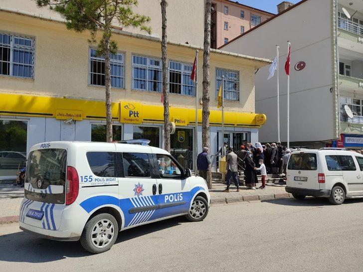 PTT önünde kuyruk uzadı, sosyal mesafe unutuldu G4