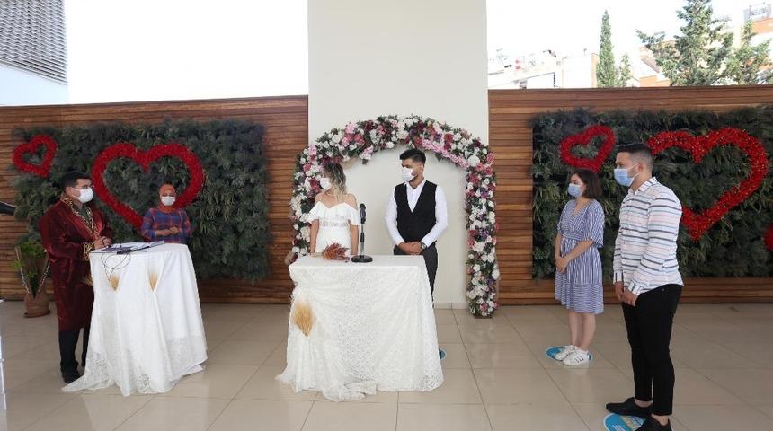 Kepez&rsquo;de a&ccedil;ık havada sosyal mesafeli nikah t&ouml;reni