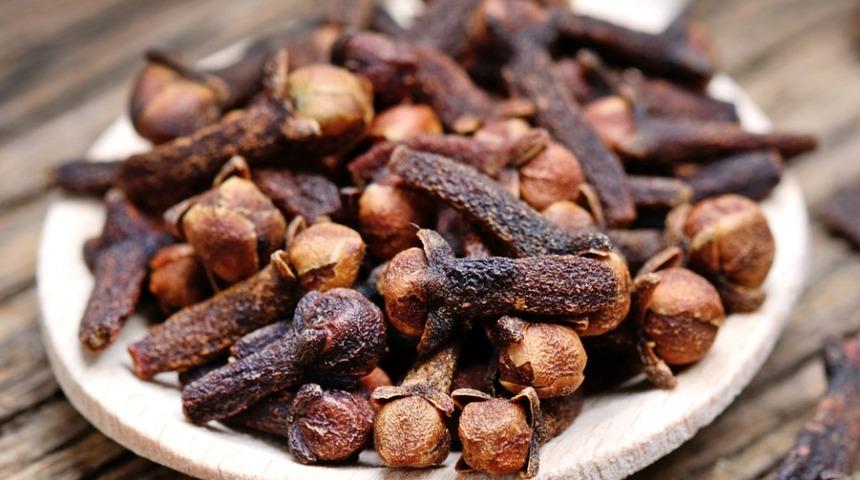 Artık o baharatı dolabınızdan eksik etmeyeceksiniz! Cildi gençleştiriyor, strese iyi geliyor...