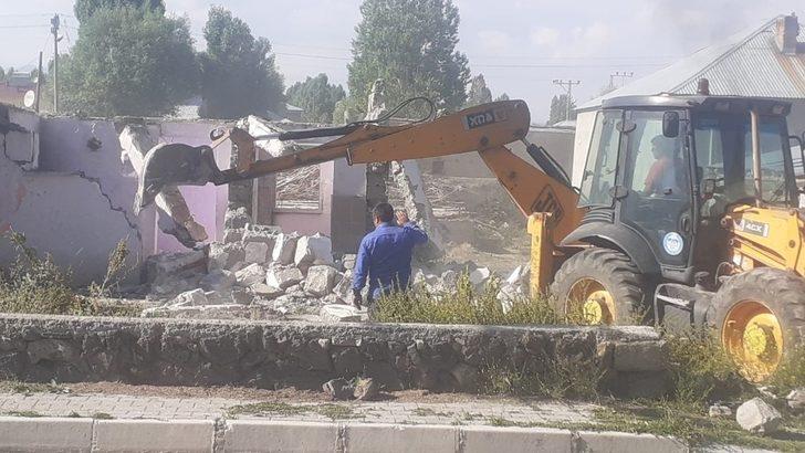 Çaldıran’da metruk yapıların yıkımı sürüyor G1